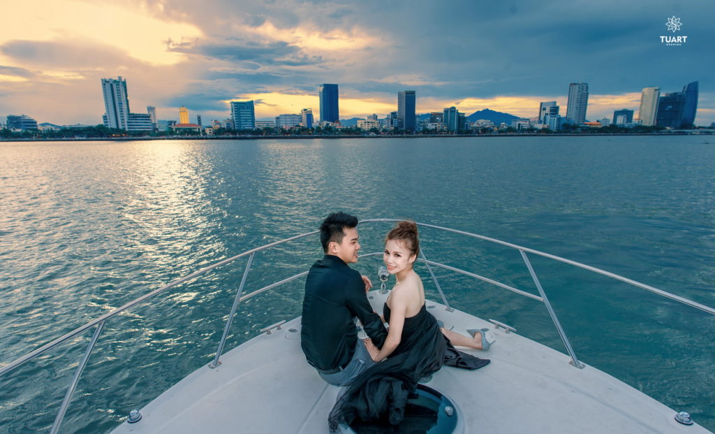 Album chụp hình cưới đẹp Du thuyền trên sông Hàn 1