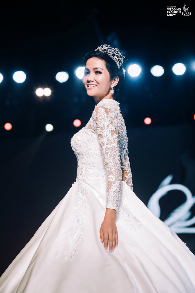 Image H'Hen Niê image beautiful image beautiful image beautiful image beautiful - MISS UNIVERSE VIETNAM H'HEN NIE BEAUTIFUL IN BELLA BRIDAL DESIGNED ...