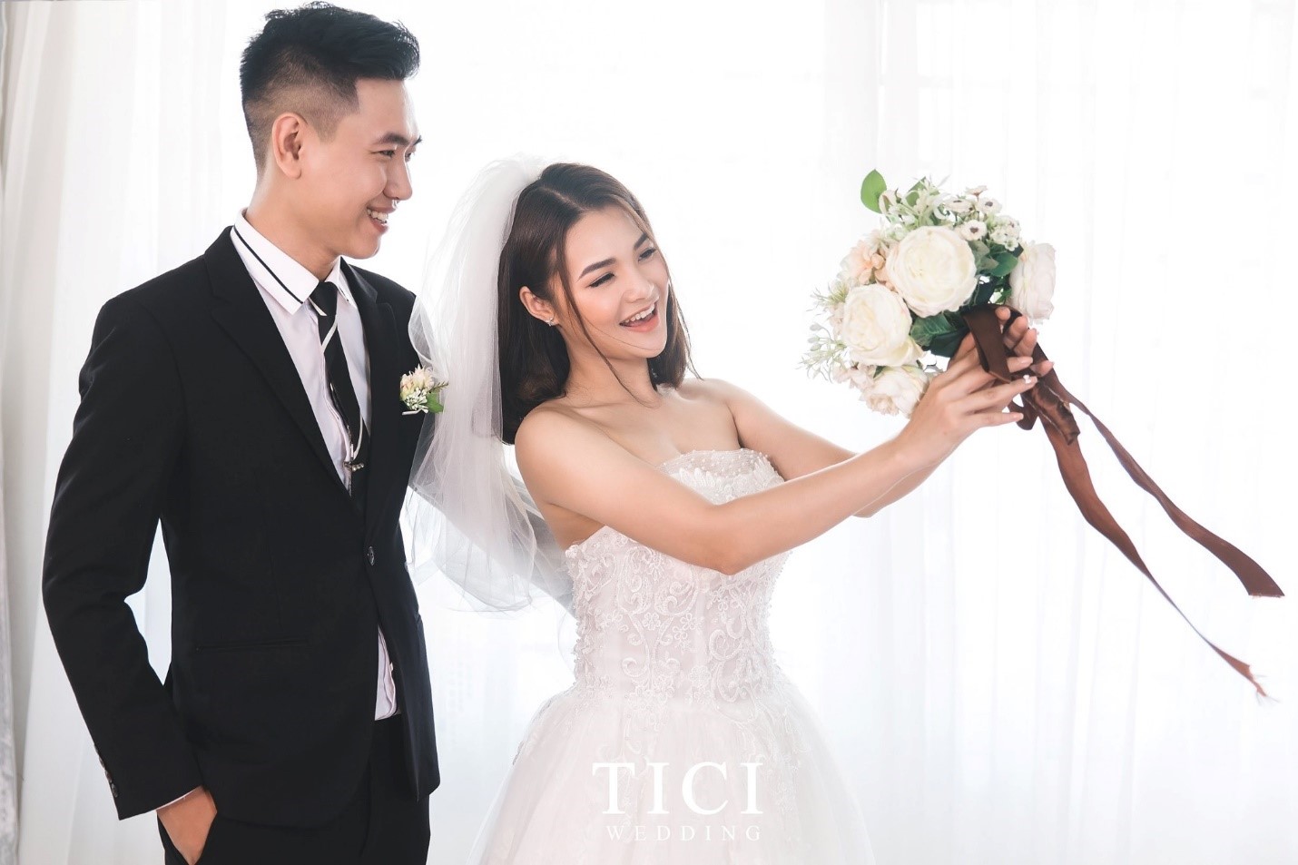 Tự hào là một trong những trung tâm chụp ảnh cưới hàng đầu, TuArt Wedding sẽ mang đến cho bạn những trải nghiệm vô cùng đáng nhớ. Bạn sẽ được hưởng nhiều ưu đãi và chất lượng dịch vụ tốt nhất từ đội ngũ chụp ảnh chuyên nghiệp nhất. Hãy để TuArt Wedding giúp bạn tạo nên những bức ảnh cưới tuyệt đẹp.