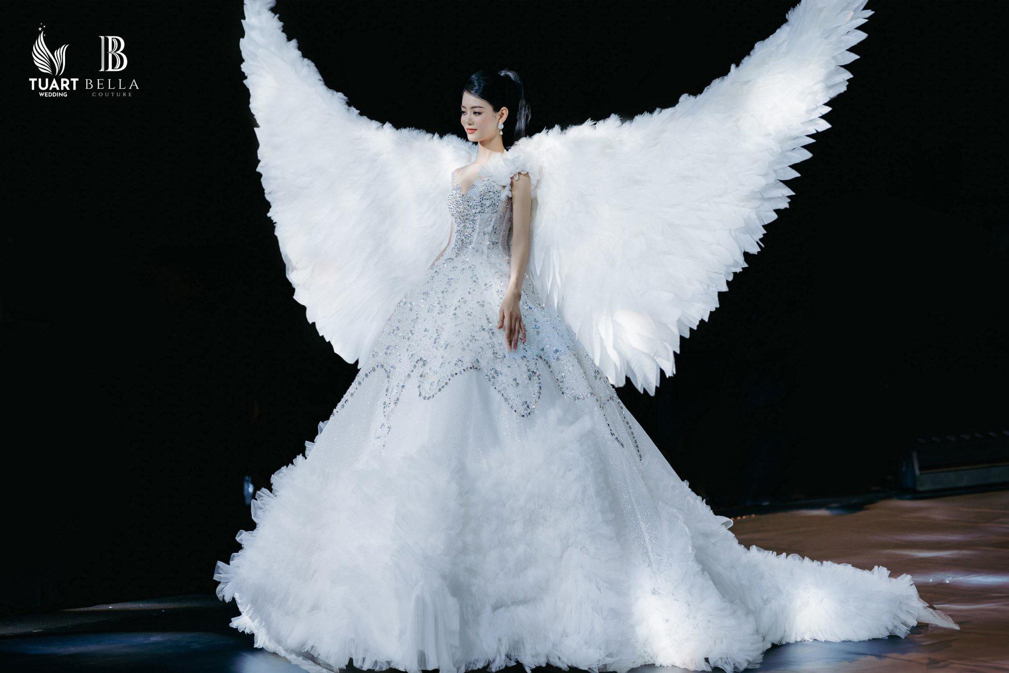 Vedette – Á Hậu – Miss Grand Viet Nam Bùi Khánh Linh toả sáng với đôi cánh thiên thần trong BST “La Vie Est Belle”